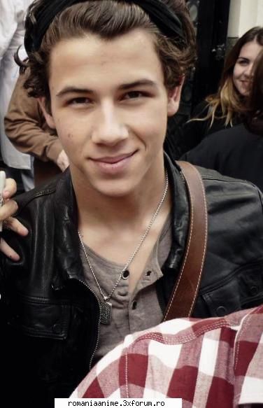 nick jonas este un cantaret din america care canta impreuna cu fratii sai in trupa jonas brothers si